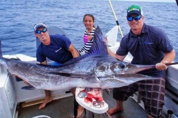 澳洲墨尔本10岁女孩钓到147公斤重旗鱼 破世界纪录