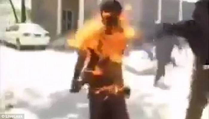 巴基斯坦男子裤袋中的手机突然起火 变成火人