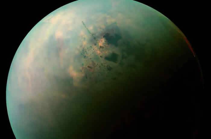 土卫六泰坦上拥有大片平原以及由液态甲烷组成的湖泊 表面与地球相似