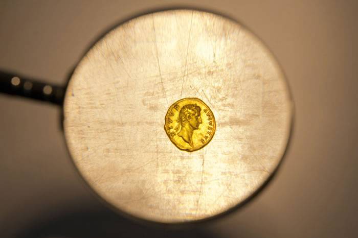 以色列女子在远足时捡到极罕见2000年历史金币