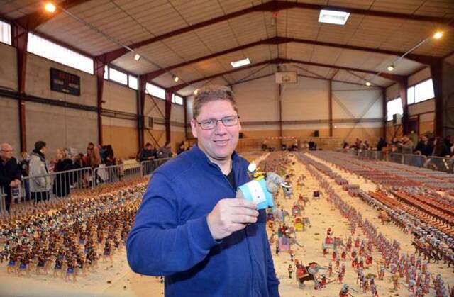 法国Jean-Michel Leuillier使用2.6万个魔比玩偶(Playmobil)打造出壮观战争场景