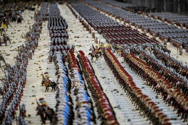 法国Jean-Michel Leuillier使用2.6万个魔比玩偶(Playmobil)打造出壮观战争场景