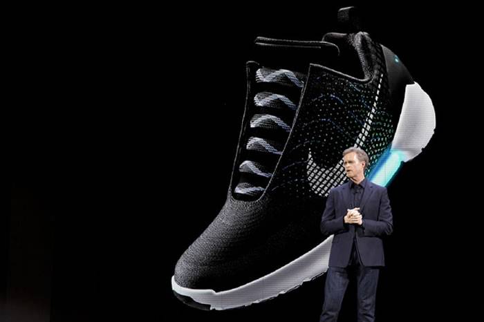 美国体育用品巨头Nike公布首款可以自动绑带的运动鞋HyperAdapt 1.0