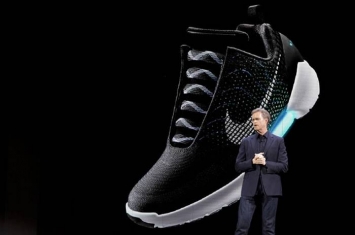 美国体育用品巨头Nike公布首款可以自动绑带的运动鞋HyperAdapt 1.0