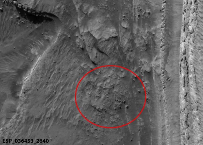NASA火星侦察轨道器拍摄到火星极地冰冠断裂影像