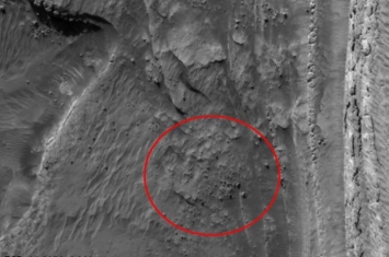 NASA火星侦察轨道器拍摄到火星极地冰冠断裂影像