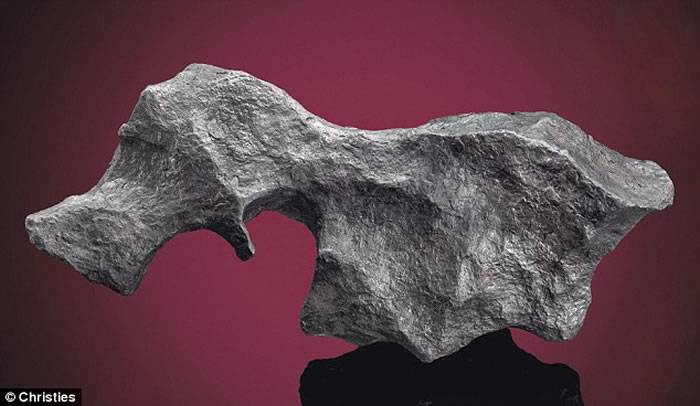 英国将进行陨石收藏拍卖活动 包括2013年坠落在俄罗斯车里雅宾斯克的陨石碎片