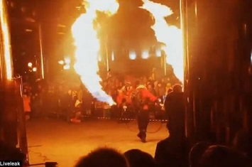 俄罗斯青年在表演火舞期间 疑因机件故障顿变火人