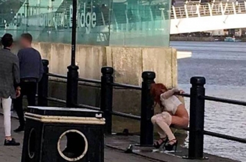 英国纽卡素少女在码头当众便溺遭网民抨击