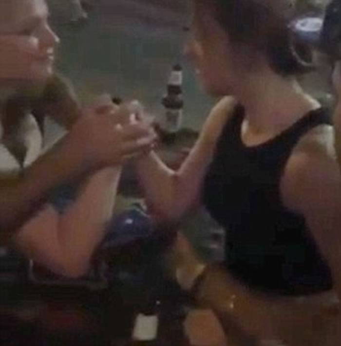 恐怖：澳洲两女子在户外酒吧掰手腕 忽然听到手臂骨断裂声