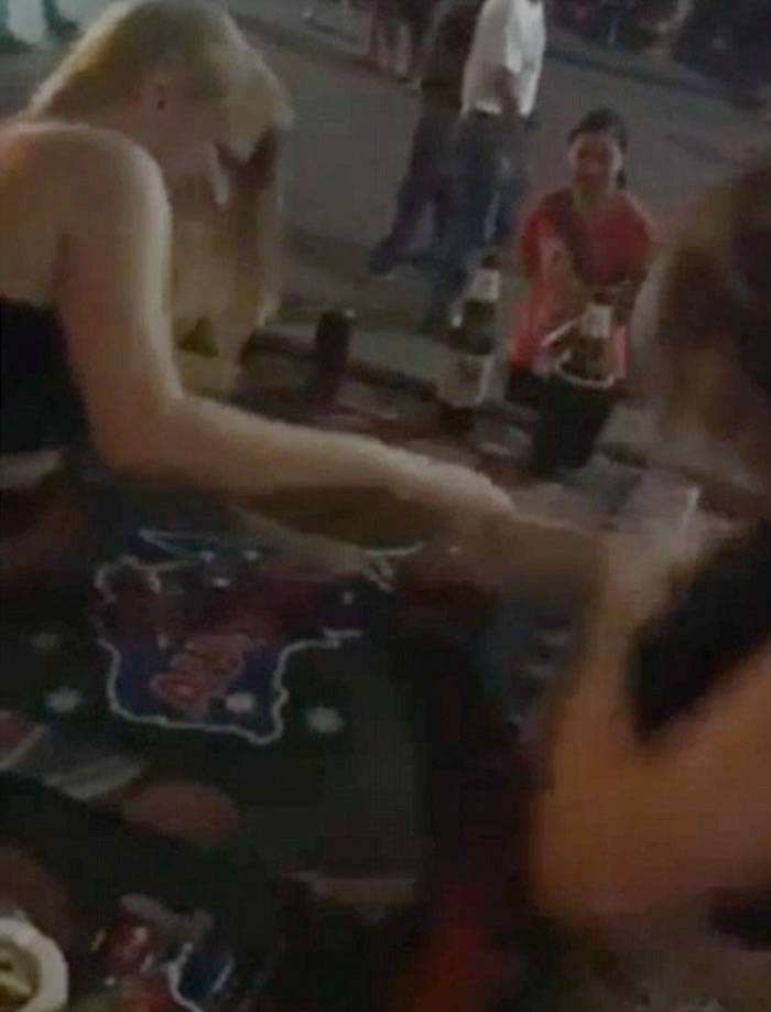 恐怖：澳洲两女子在户外酒吧掰手腕 忽然听到手臂骨断裂声