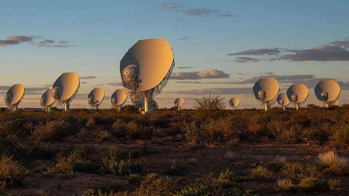 位于南非由64个碟状天线组成的MeerKAT射电望远镜将扩大约三分之一