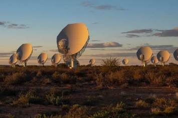 位于南非由64个碟状天线组成的MeerKAT射电望远镜将扩大约三分之一