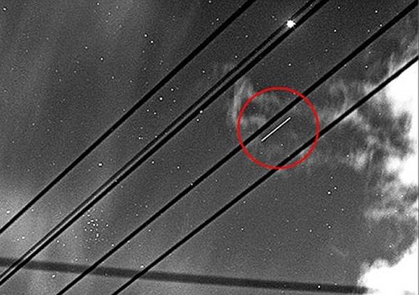 业余天文学家捕捉到疑似美国绝密飞行器X-37B的轨道运行图像