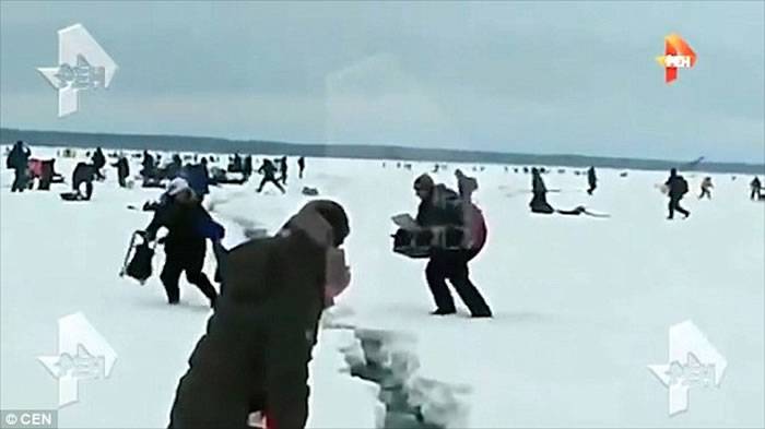 俄罗斯远东结冰湖泊突然断裂 冰层上方钓鱼民众吓坏