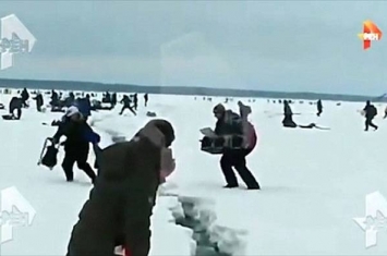 俄罗斯远东结冰湖泊突然断裂 冰层上方钓鱼民众吓坏