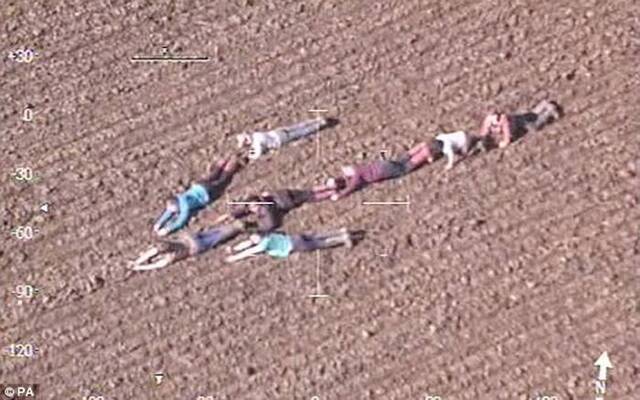 英国8名机灵小孩农地排出箭头指引警方直升机抓贼