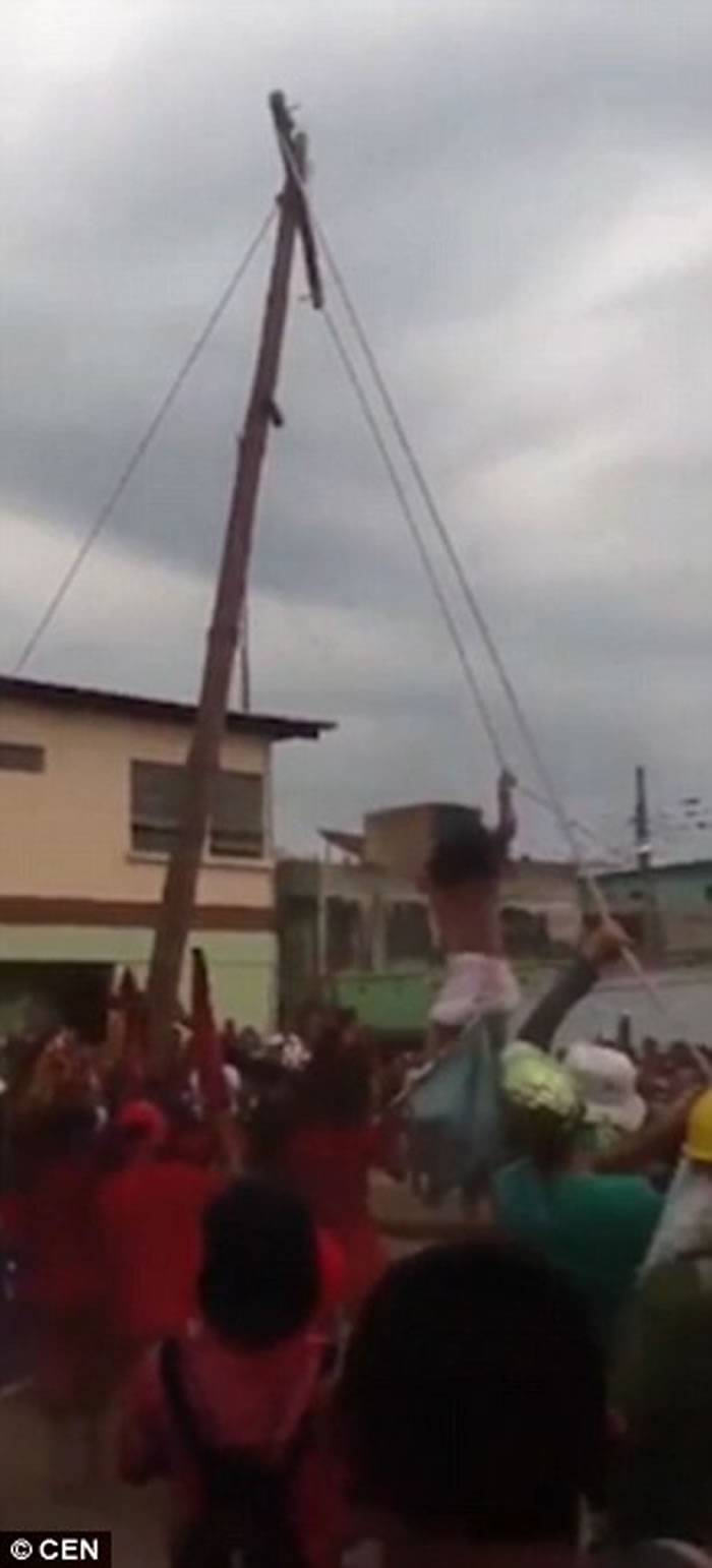 危地马拉民众庆祝复活节 “钉在”十字架上的“耶稣”突然从高空堕下