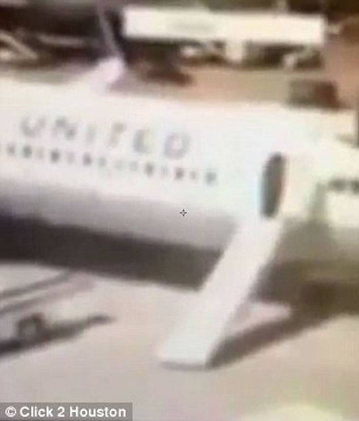 最霸气的离职：美国联合航空飞机刚停稳 空姐从逃生梯滑出机舱拖行李箱离开