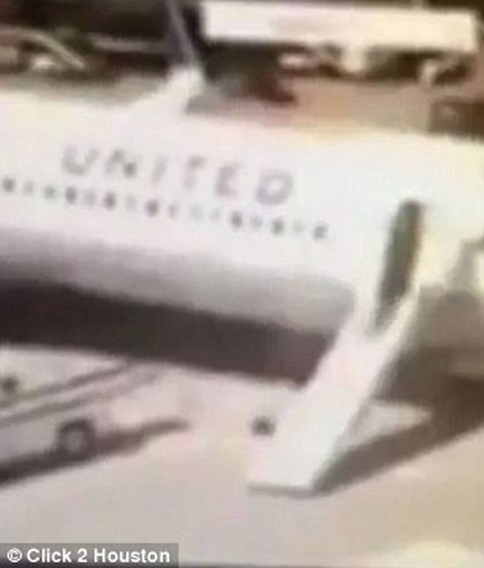 最霸气的离职：美国联合航空飞机刚停稳 空姐从逃生梯滑出机舱拖行李箱离开