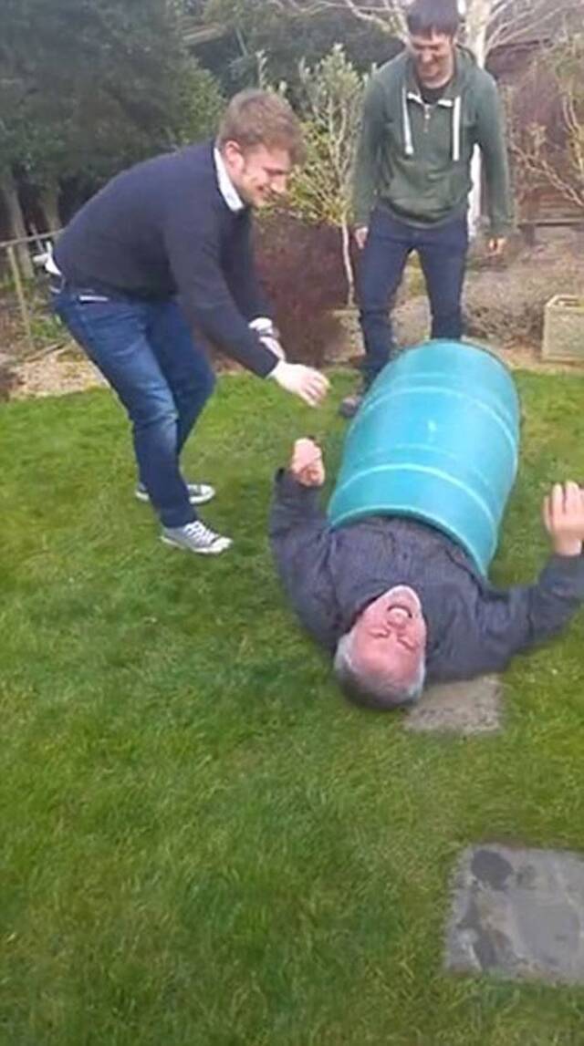 英国男子整理庭院时不慎踩破倒置的圆桶 整个人跌入桶内动弹不得笑翻网友