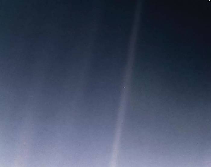NASA重新制作“旅行者1号”探测器在1990年2月14日拍摄的著名“暗淡蓝点”图片
