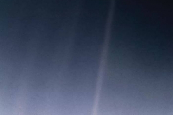 NASA重新制作“旅行者1号”探测器在1990年2月14日拍摄的著名“暗淡蓝点”图片
