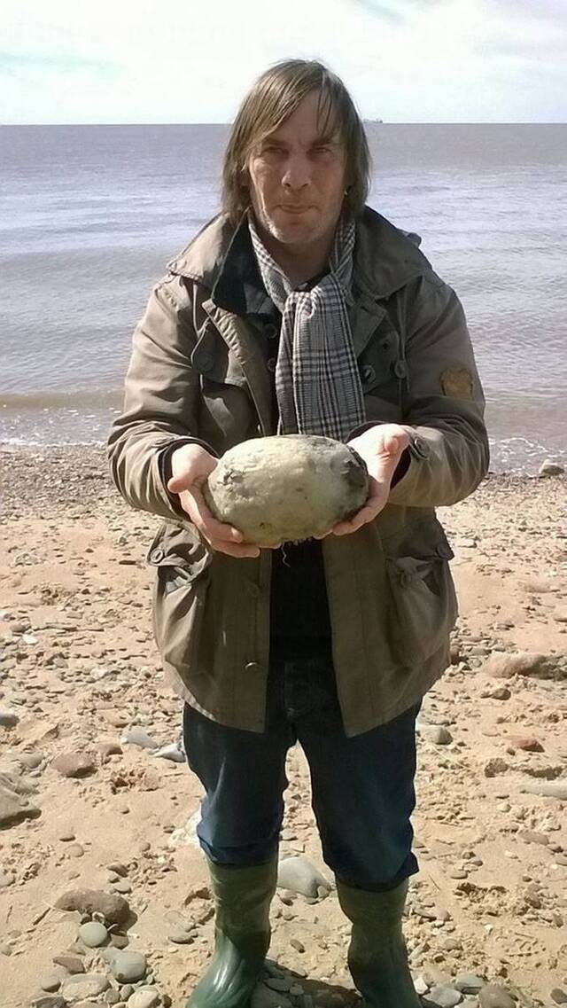 英国男子在海滩散步捡到死鱼气味“怪石” 原来是珍贵龙涎香