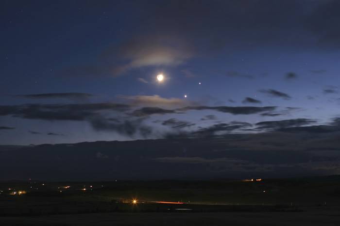 19日至21日清晨天空上演“月穿三星”趣味天象