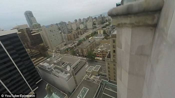 加拿大温哥华男子学“蜘蛛人”徒手爬17楼 影片拍下体力不支坠楼瞬间