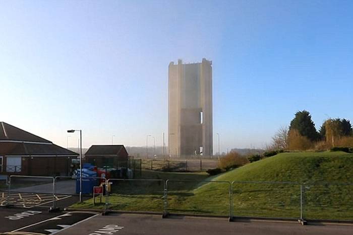 英国诺丁汉郡最高建筑进行爆破 爆炸声响过后“只炸死3只路过的鸽子”