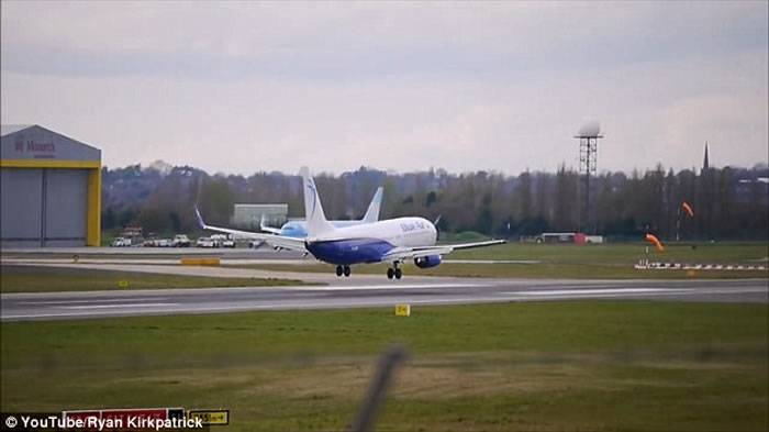 英国伯明翰机场惊险一幕：波音737客机机轮上锁 降落过热冒白烟