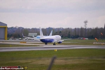 英国伯明翰机场惊险一幕：波音737客机机轮上锁 降落过热冒白烟
