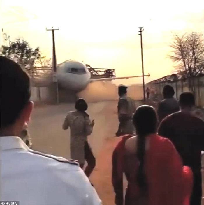 印度南部城市海得拉巴一架重达70吨的空中巴士A320型客机“从天而降”