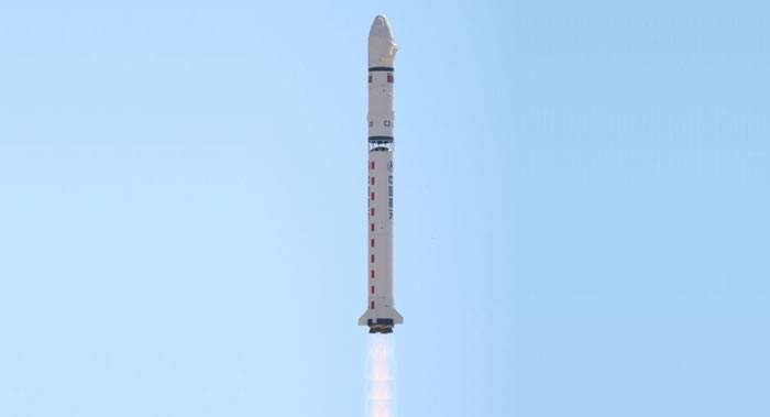 中国在西昌卫星发射中心用长征二号丁运载火箭将4颗新技术试验卫星顺利送入预定轨道