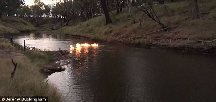 澳洲昆士兰河流Condamine River满布易燃甲烷 点燃后一片火海