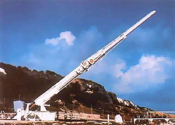 加拿大火炮设计师Gerald Bull设计的“巴贝多巨炮”曾经一炮射进太空