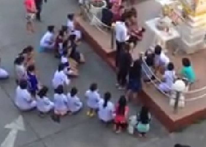 泰国穿着护士学生制服的女子神龛台前瘫软昏迷 网民怀疑撞邪