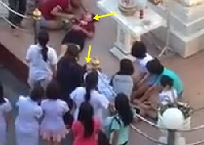 泰国穿着护士学生制服的女子神龛台前瘫软昏迷 网民怀疑撞邪