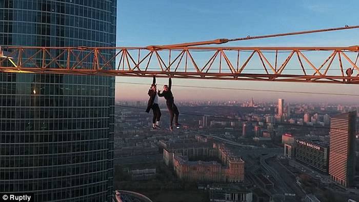 战斗民族：俄罗斯青年徒手攀爬大厦吊臂 单手将自己悬挂
