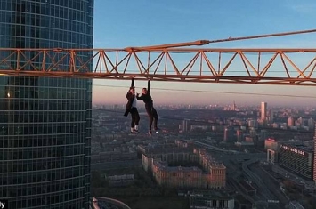 战斗民族：俄罗斯青年徒手攀爬大厦吊臂 单手将自己悬挂
