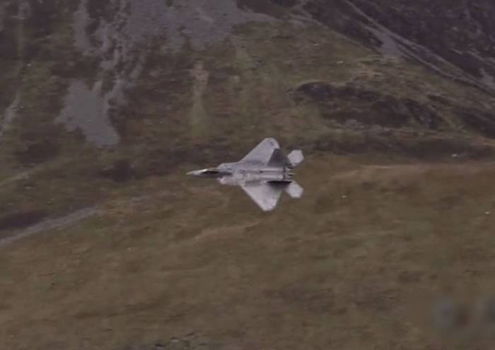美军F-22低空飞越英国威尔斯著名山谷“Mach Loop”展优越性能