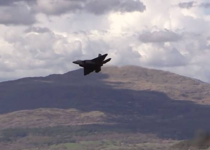 美军F-22低空飞越英国威尔斯著名山谷“Mach Loop”展优越性能