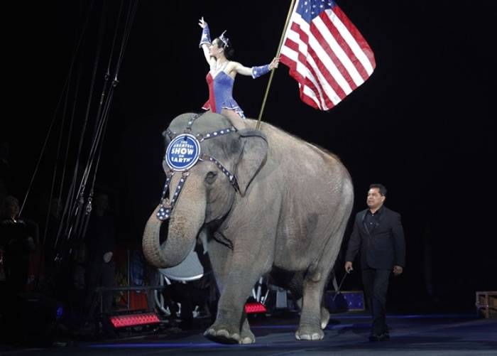 再见！美国玲玲马戏团大象最后演出告别观众