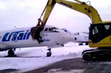 战斗民族：俄罗斯机场员工得知被炒后操控挖泥车挥舞巨型铁铲狂砸客机泄愤