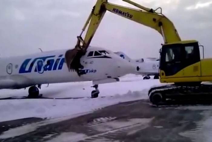战斗民族：俄罗斯机场员工得知被炒后操控挖泥车挥舞巨型铁铲狂砸客机泄愤