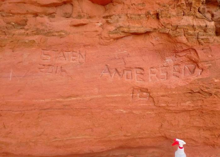 美国犹他州拱门国家公园拱门巨石遭涂鸦