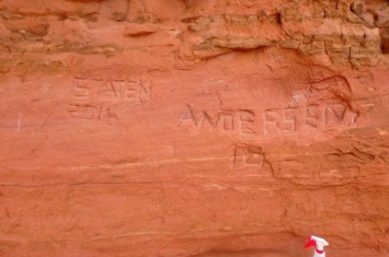 美国犹他州拱门国家公园拱门巨石遭涂鸦