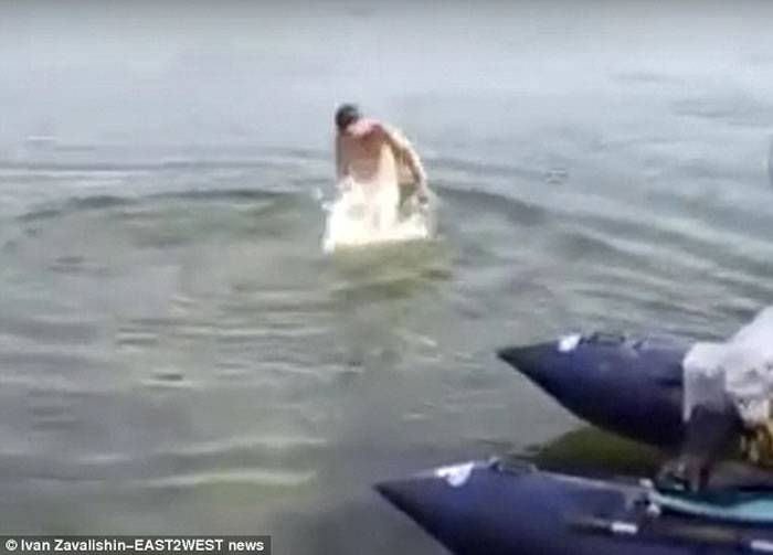 俄罗斯男子到河边裸游 “小弟弟”被鱼咬着不放