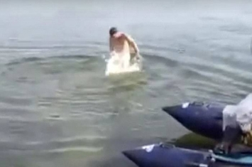 俄罗斯男子到河边裸游 “小弟弟”被鱼咬着不放